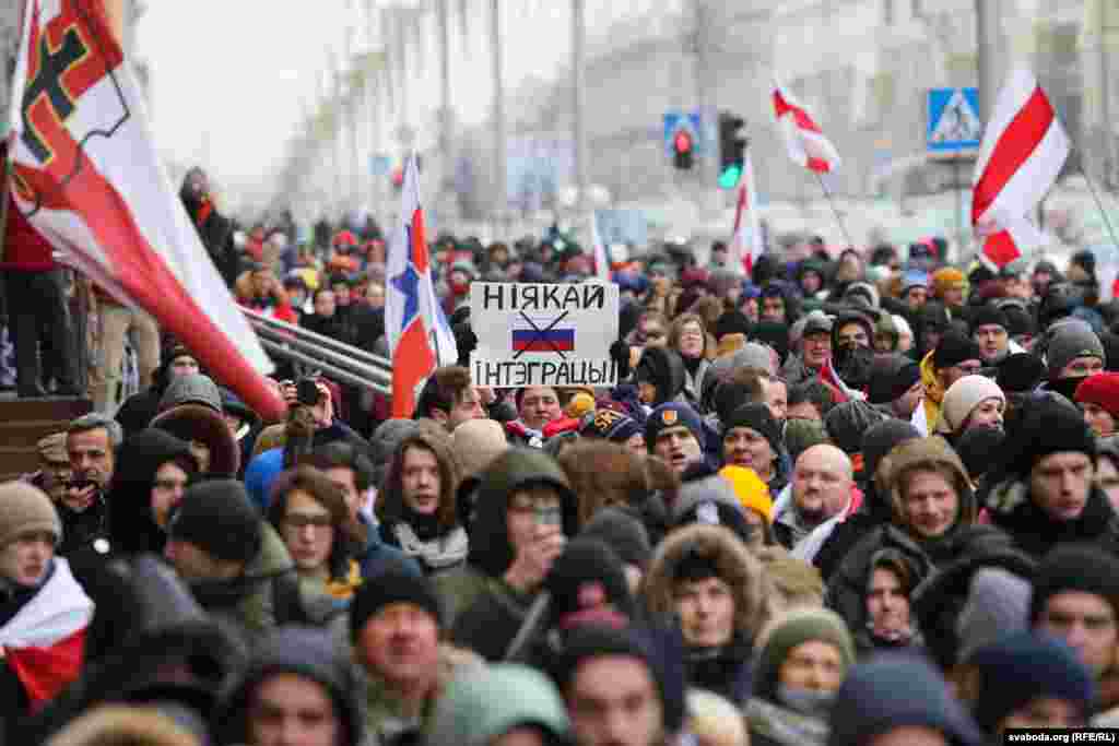 &quot;В мире более трех тысяч наций и народностей. И только около двухсот сумели создать свои независимые государства. Мы, белорусы, среди них. Это наша самая большая ценность&quot;, &ndash; сказал выступающим писатель Владимир Орлов.&nbsp;Фото:&nbsp;svaboda.org (RFE/RL)