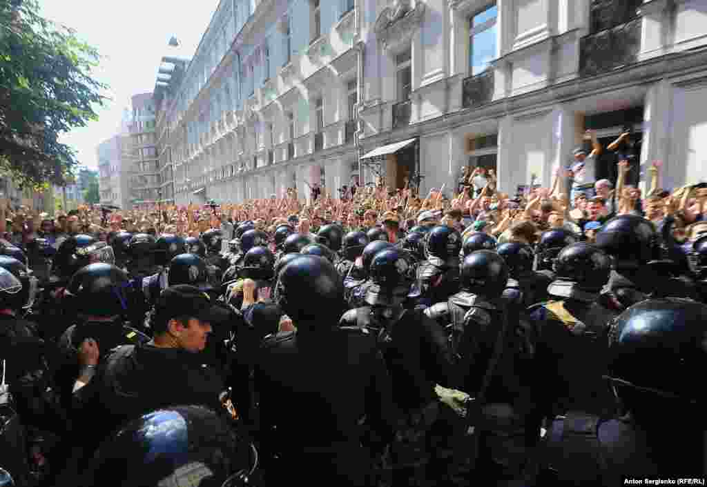 Протестующие требовали допустить к выборам в Мосгордуму независимых кандидатов: Любовь Соболь, Дмитрия Гудкова, Илью Яшина и других&nbsp;