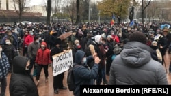 Протест у здания парламента в Кишиневе, 3 декабря 2002