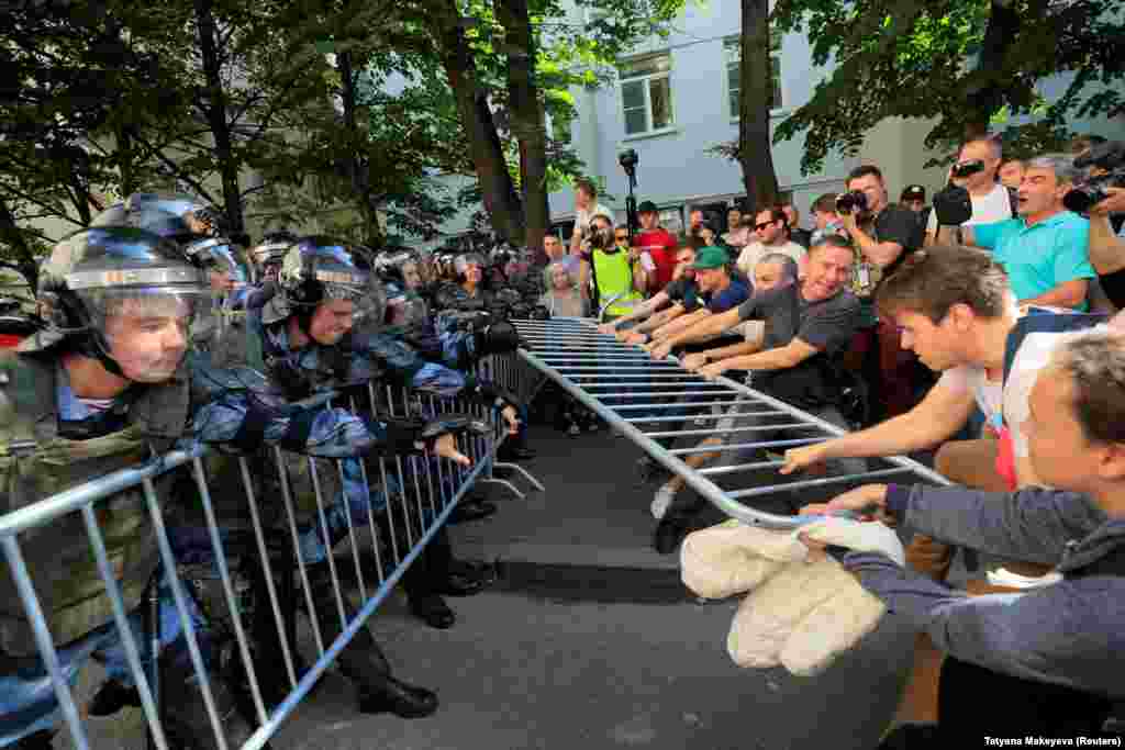 Однако в нескольких местах протестующим удалось прорвать ограждение