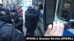 Полиция арестовывает участников протестов 28 октября