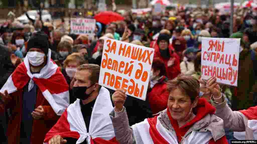 По ходу движения колонны к пенсионерам присоединяются прохожие всех возрастов