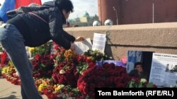 Russia -- Nemtsov bridge -- A woman lays a message to Boris Nemtsov, April 7, 2015